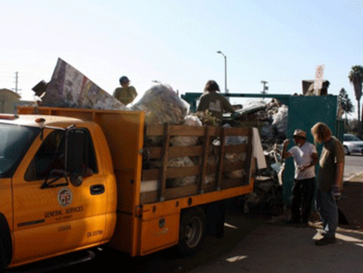 LAAEC members and residents make use of a city truck provided to them with the help of City Councilmember Bernard Parks’ office on Nov. 9.