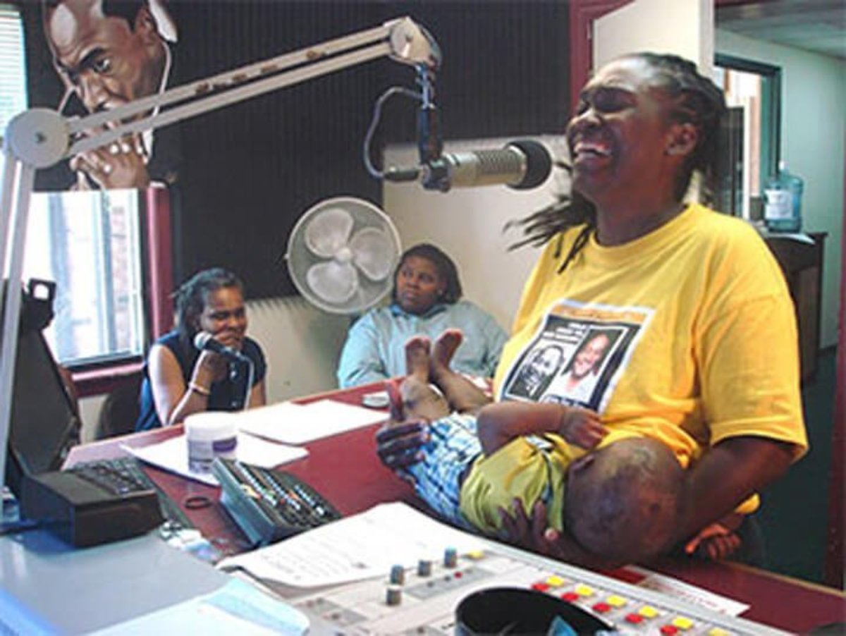 A mother nurses her baby while talking about welfare reform on local public radio, 2014, Selma, Alabama. (Photo courtesy of Kathleen Veit)